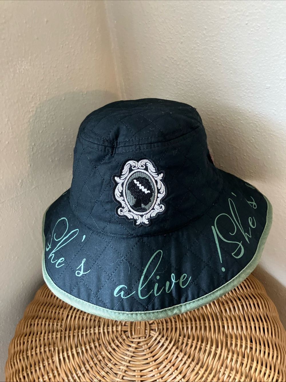 UNIVERSAL STUDIOS Bride of Frankenstein Sun Bucket Hat Reversible